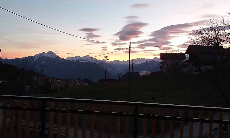 Vista dalla terrazza della casa-vacanze, di sera 